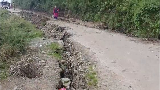ननखड़ी में आपदा प्रभावितों की समस्याएं सुनते विधायक नंद लाल। स्रोत : विभाग