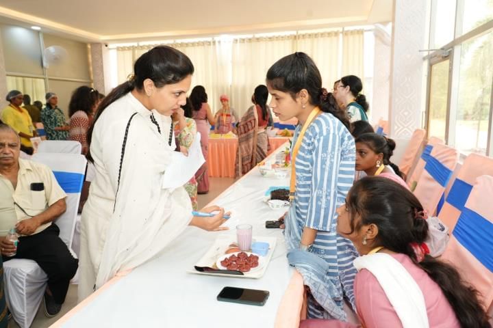  निरालानगर सि्थत गेस्ट हाउस में हेल्पिंग हार्ट्स फाउंडेशन की ओर से ''स्वाद भी सेहत भी'' कुकिंग 