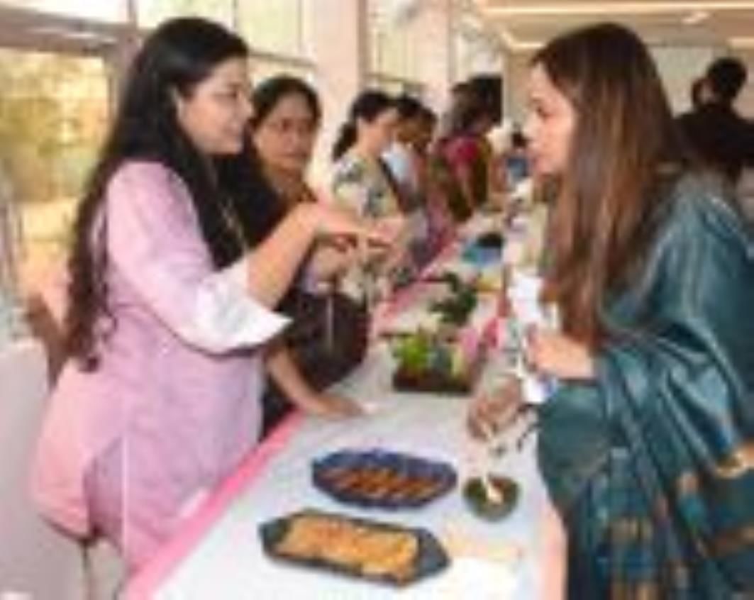  निरालानगर सि्थत गेस्ट हाउस में हेल्पिंग हार्ट्स फाउंडेशन की ओर से ''स्वाद भी सेहत भी'' कुकिंग 