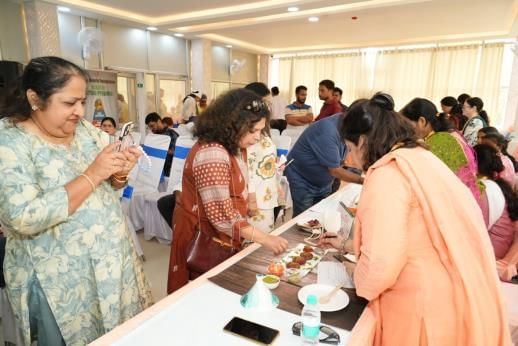  निरालानगर सि्थत गेस्ट हाउस में हेल्पिंग हार्ट्स फाउंडेशन की ओर से ''स्वाद भी सेहत भी'' कुकिंग 