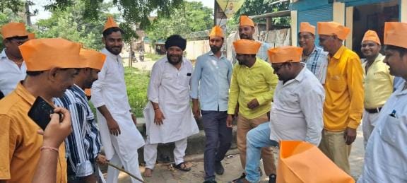 पाकिस्तान का झंडा जलाते शिवसेना यूबीटी के कार्यकर्ता। पाकिस्तान का झंडा जलाते शिवसेना यूबीटी के कार्यकर्ता।