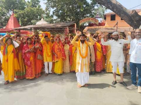 पिपरिया घासी में कलश यात्रा में शामिल महिलाएं। संवाद