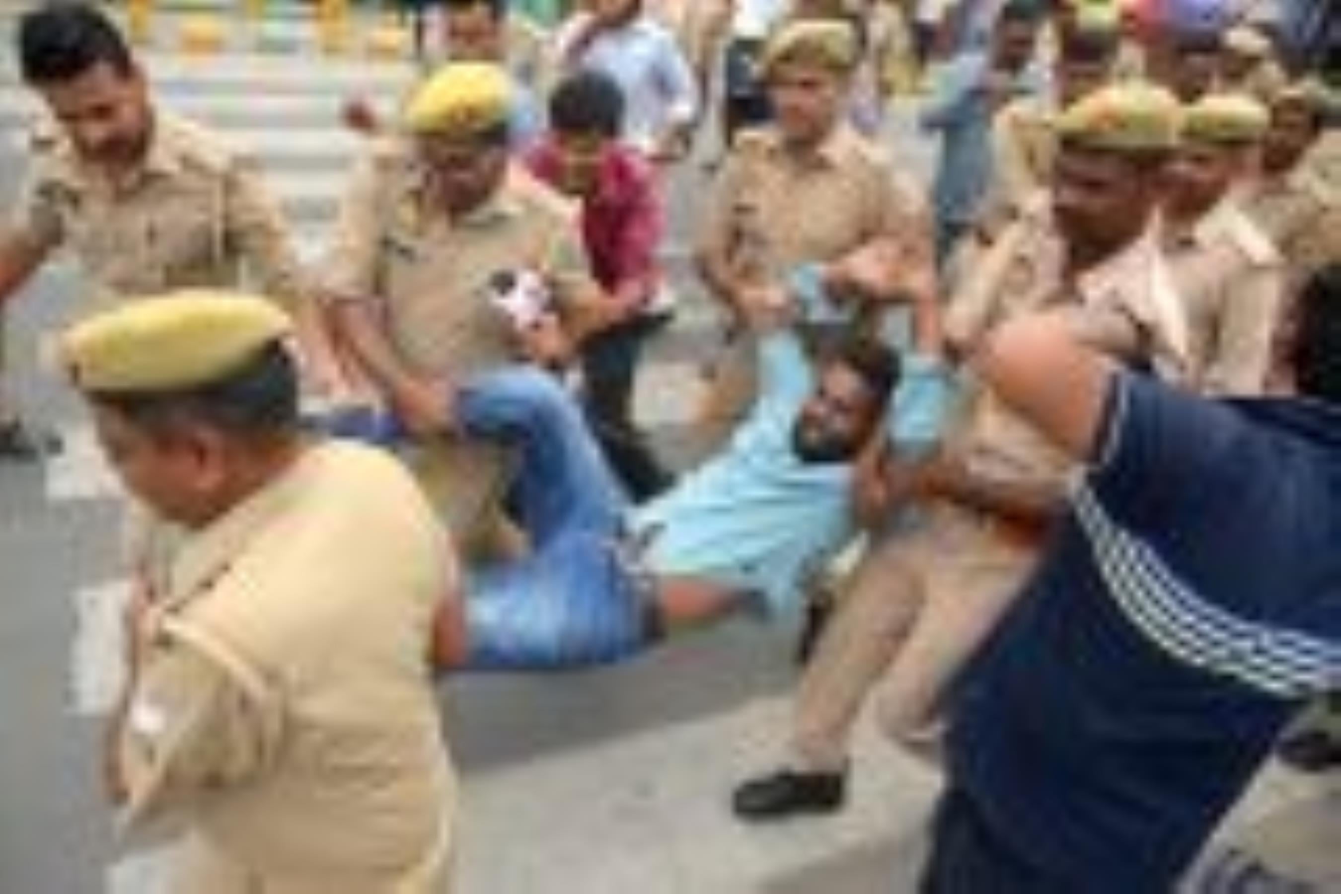 प्रदर्शन कर रहे एनएसयूआई कार्यकर्ताओं को पकड़ती पुलिस। प्रदर्शन कर रहे एनएसयूआई कार्यकर्ताओं को पकड़ती पुलिस।