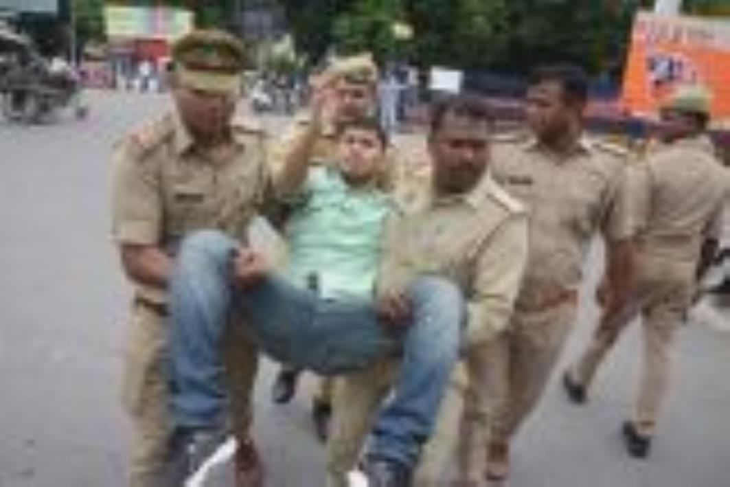 प्रदर्शन कर रहे एनएसयूआई कार्यकर्ताओं को पकड़ती पुलिस। प्रदर्शन कर रहे एनएसयूआई कार्यकर्ताओं को पकड़ती पुलिस।