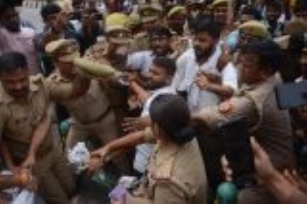 प्रदर्शन कर रहे एनएसयूआई कार्यकर्ताओं को पकड़ती पुलिस। प्रदर्शन कर रहे एनएसयूआई कार्यकर्ताओं को पकड़ती पुलिस।