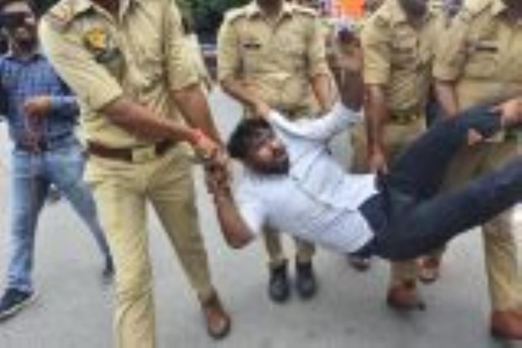 प्रदर्शन कर रहे एनएसयूआई कार्यकर्ताओं को पकड़ती पुलिस। प्रदर्शन कर रहे एनएसयूआई कार्यकर्ताओं को पकड़ती पुलिस।