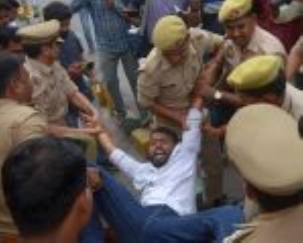 प्रदर्शन कर रहे एनएसयूआई कार्यकर्ताओं को पकड़ती पुलिस। प्रदर्शन कर रहे एनएसयूआई कार्यकर्ताओं को पकड़ती पुलिस।