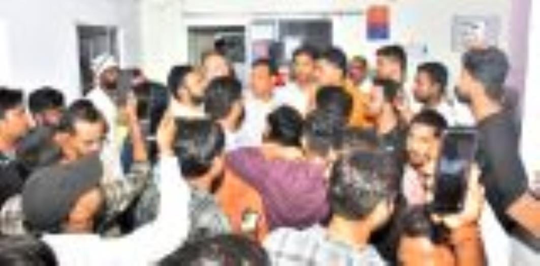 रविवार रात ठाकुरगंज और चौक थाने का घेराव कर प्रदर्शन करते बीजेपी कार्यकर्ता। रविवार रात ठाकुरगंज और चौक थाने का घेराव कर प्रदर्शन करते बीजेपी कार्यकर्ता।