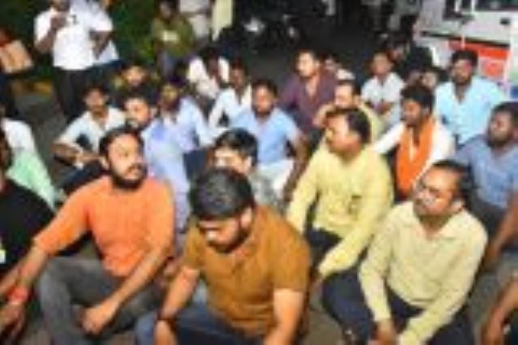 रविवार रात ठाकुरगंज और चौक थाने का घेराव कर प्रदर्शन करते बीजेपी कार्यकर्ता। रविवार रात ठाकुरगंज और चौक थाने का घेराव कर प्रदर्शन करते बीजेपी कार्यकर्ता।