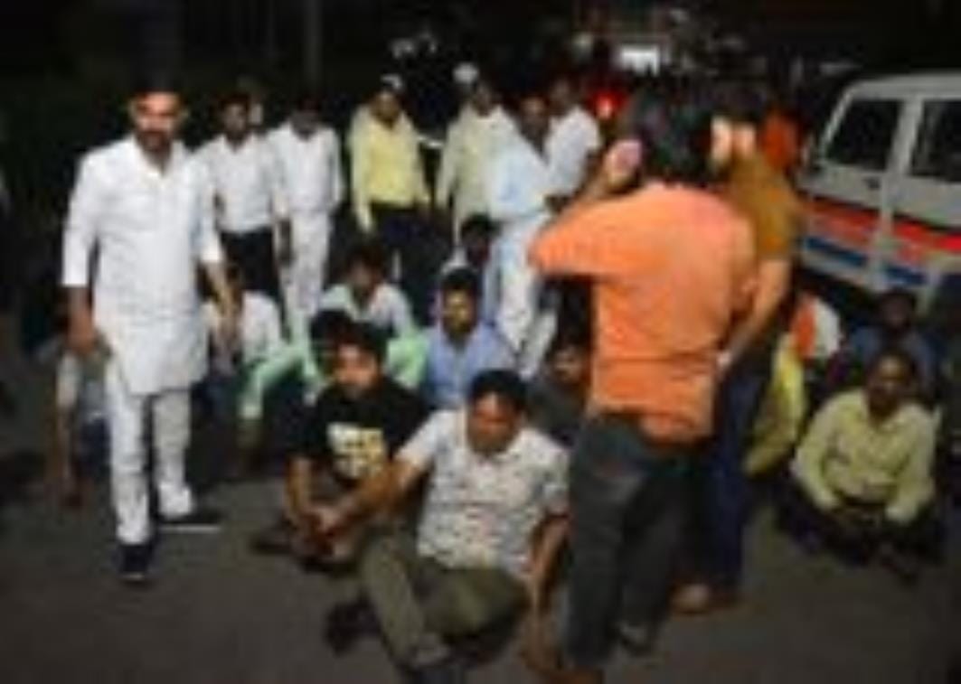 रविवार रात ठाकुरगंज और चौक थाने का घेराव कर प्रदर्शन करते बीजेपी कार्यकर्ता। रविवार रात ठाकुरगंज और चौक थाने का घेराव कर प्रदर्शन करते बीजेपी कार्यकर्ता।