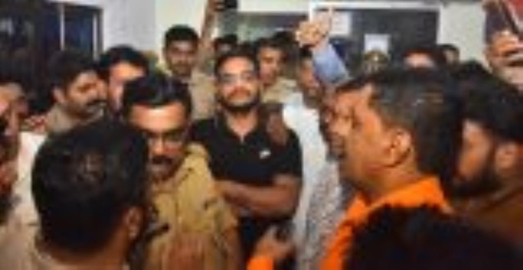 रविवार रात ठाकुरगंज और चौक थाने का घेराव कर प्रदर्शन करते बीजेपी कार्यकर्ता। रविवार रात ठाकुरगंज और चौक थाने का घेराव कर प्रदर्शन करते बीजेपी कार्यकर्ता।