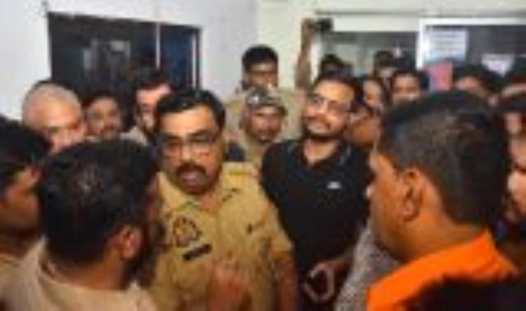 रविवार रात ठाकुरगंज और चौक थाने का घेराव कर प्रदर्शन करते बीजेपी कार्यकर्ता। रविवार रात ठाकुरगंज और चौक थाने का घेराव कर प्रदर्शन करते बीजेपी कार्यकर्ता।