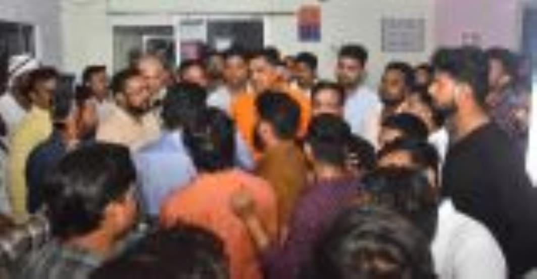 रविवार रात ठाकुरगंज और चौक थाने का घेराव कर प्रदर्शन करते बीजेपी कार्यकर्ता। रविवार रात ठाकुरगंज और चौक थाने का घेराव कर प्रदर्शन करते बीजेपी कार्यकर्ता।