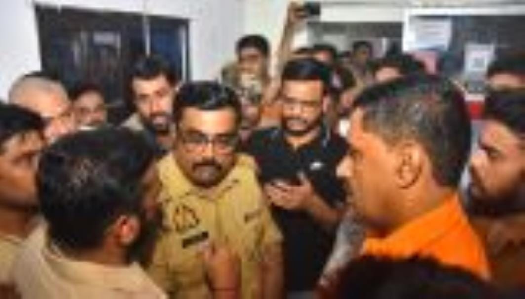 रविवार रात ठाकुरगंज और चौक थाने का घेराव कर प्रदर्शन करते बीजेपी कार्यकर्ता। रविवार रात ठाकुरगंज और चौक थाने का घेराव कर प्रदर्शन करते बीजेपी कार्यकर्ता।