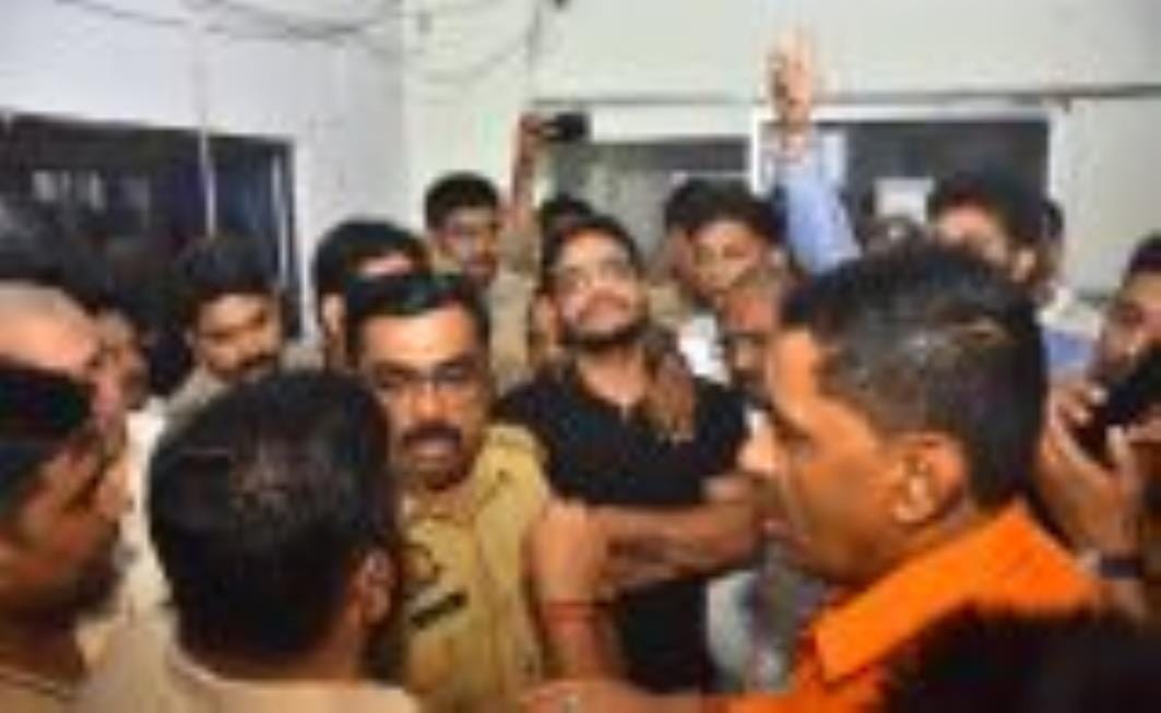 रविवार रात ठाकुरगंज और चौक थाने का घेराव कर प्रदर्शन करते बीजेपी कार्यकर्ता। रविवार रात ठाकुरगंज और चौक थाने का घेराव कर प्रदर्शन करते बीजेपी कार्यकर्ता।