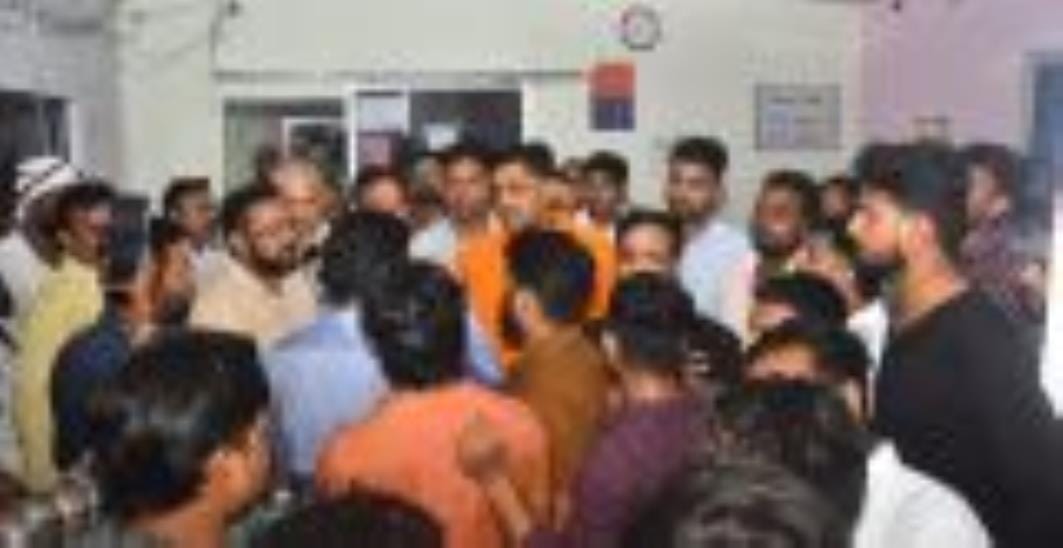 रविवार रात ठाकुरगंज और चौक थाने का घेराव कर प्रदर्शन करते बीजेपी कार्यकर्ता। रविवार रात ठाकुरगंज और चौक थाने का घेराव कर प्रदर्शन करते बीजेपी कार्यकर्ता।