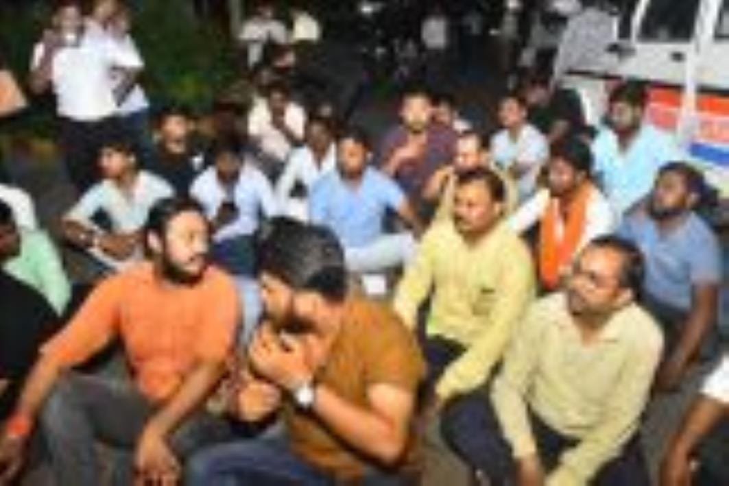 रविवार रात ठाकुरगंज और चौक थाने का घेराव कर प्रदर्शन करते बीजेपी कार्यकर्ता। रविवार रात ठाकुरगंज और चौक थाने का घेराव कर प्रदर्शन करते बीजेपी कार्यकर्ता।
