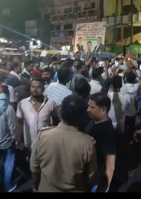 रविवार रात ठाकुरगंज और चौक थाने का घेराव कर प्रदर्शन करते बीजेपी कार्यकर्ता। रविवार रात ठाकुरगंज और चौक थाने का घेराव कर प्रदर्शन करते बीजेपी कार्यकर्ता।