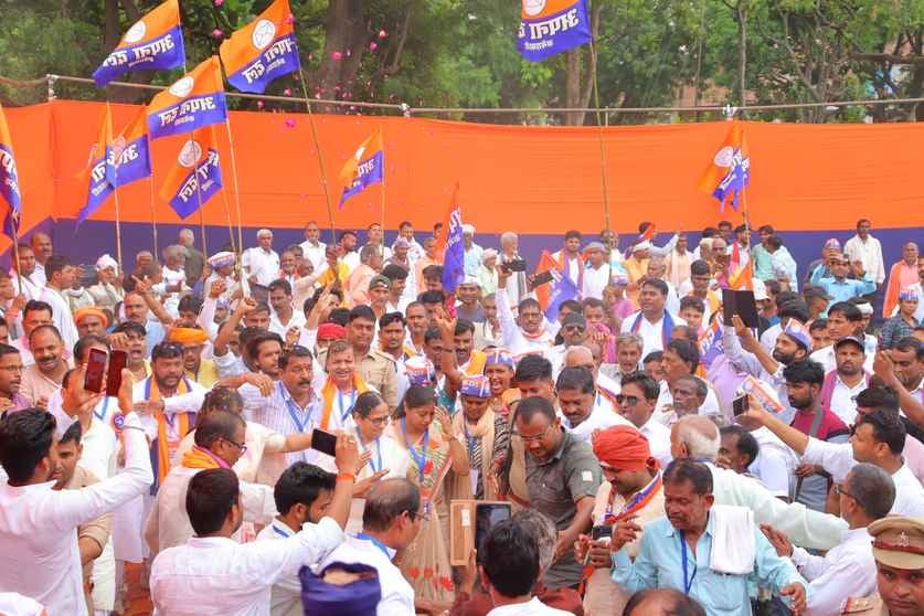 सिराथू के कृषि मैदान में लोगों का अभिवादन करती राष्ट्रीय अध्यक्ष कृष्णा पटेल व विधायक डॉ. पल्