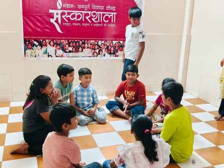 संस्कारशाला में मौजूद बच्चे। स्वयं
