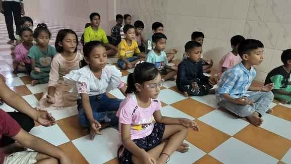 संस्कारशाला में मौजूद बच्चे। स्वयं