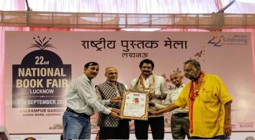 शाहजहांपुर में हिंदी दिवस पर श्रीकांत को सम्मानित करते कैंट बोर्ड के नामित सदस्य अवधेश दीक्षित शाहजहांपुर में हिंदी दिवस पर श्रीकांत को सम्मानित करते कैंट बोर्ड के नामित सदस्य अवधेश दीक्षित
