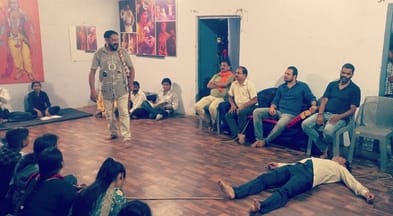 शाहजहांपुर में श्री रामलीला समिति की बैठक में बोलते मंत्री सुरेश खन्ना। स्रोत: संगठन