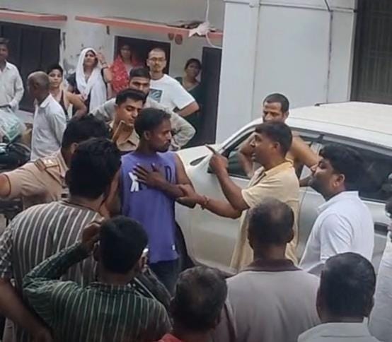 श्री कृष्णा विहार कॉलोनी में युवकों और दुकानदारों को बीच हुआ विवाद। 