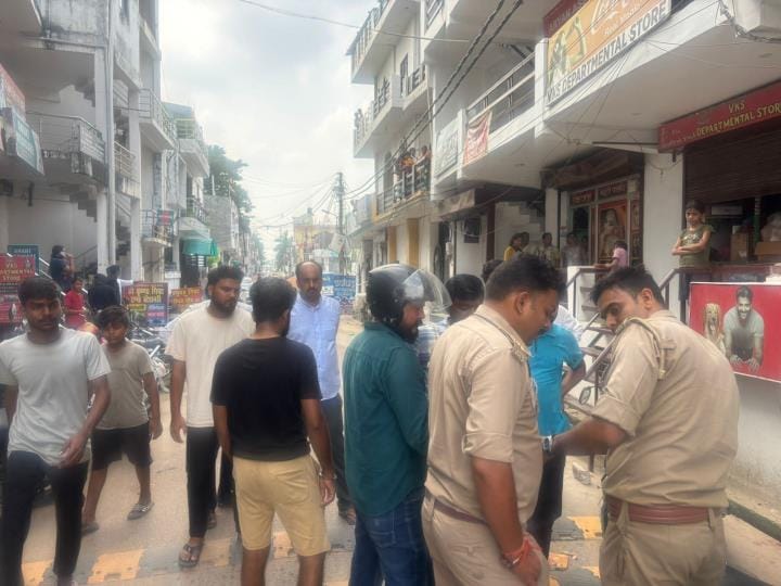 श्री कृष्णा विहार कॉलोनी में युवकों और दुकानदारों को बीच हुआ विवाद। 