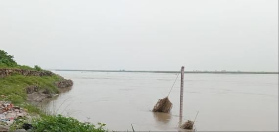 दोहरीघाट में सरयू नदी का बढ़ा जलस्तर।संवाद