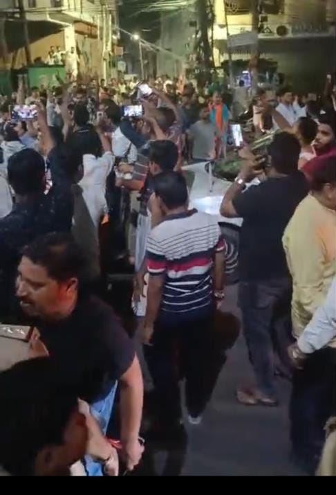 ठाकुरगंज और चाैक थाने का घेराव कर प्रदर्शन करते भाजपा कार्यकर्ता। ठाकुरगंज और चाैक थाने का घेराव कर प्रदर्शन करते भाजपा कार्यकर्ता।