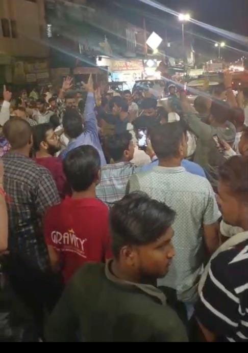 ठाकुरगंज और चाैक थाने का घेराव कर प्रदर्शन करते भाजपा कार्यकर्ता। ठाकुरगंज और चाैक थाने का घेराव कर प्रदर्शन करते भाजपा कार्यकर्ता।