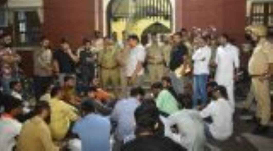 ठाकुरगंज और चाैक थाने का घेराव कर प्रदर्शन करते भाजपा कार्यकर्ता। ठाकुरगंज और चाैक थाने का घेराव कर प्रदर्शन करते भाजपा कार्यकर्ता।