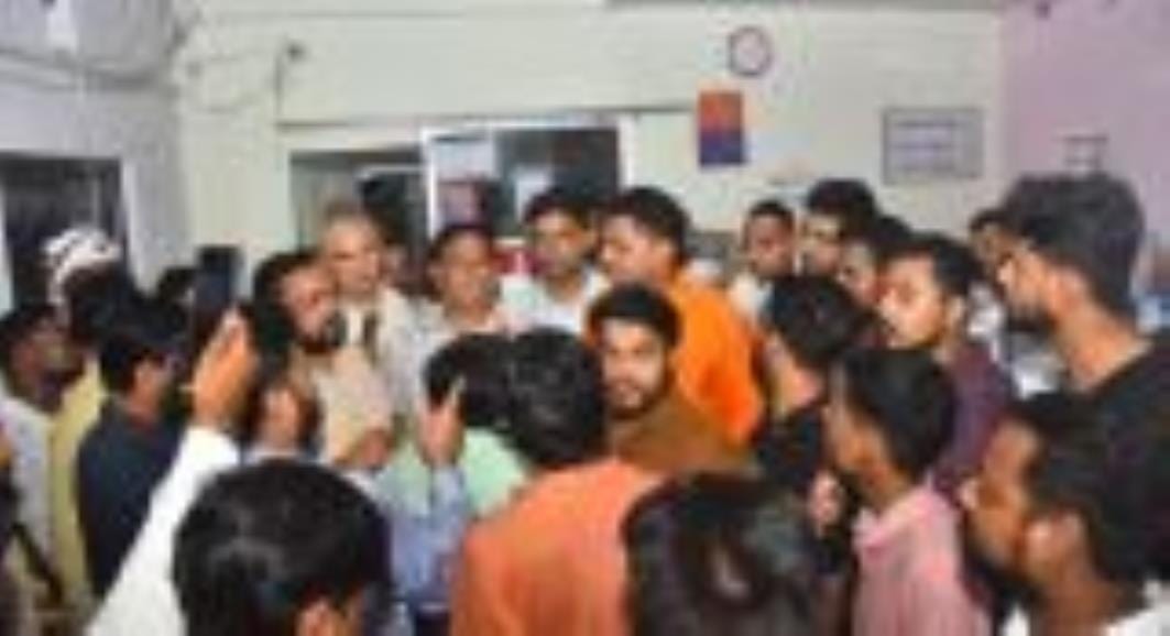 ठाकुरगंज और चाैक थाने का घेराव कर प्रदर्शन करते भाजपा कार्यकर्ता। ठाकुरगंज और चाैक थाने का घेराव कर प्रदर्शन करते भाजपा कार्यकर्ता।