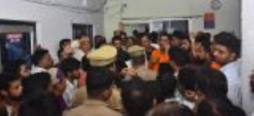 ठाकुरगंज और चाैक थाने का घेराव कर प्रदर्शन करते भाजपा कार्यकर्ता। ठाकुरगंज और चाैक थाने का घेराव कर प्रदर्शन करते भाजपा कार्यकर्ता।
