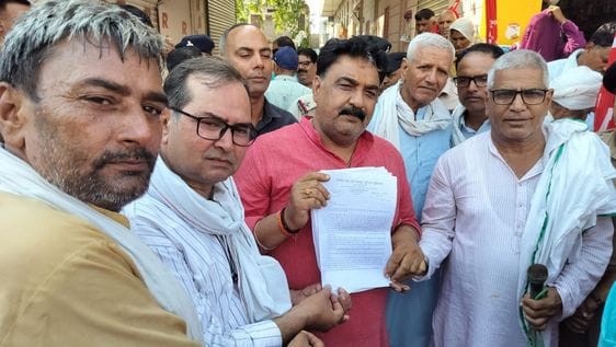 16जेएनडी17- मांगों को लेकर डिप्टी स्पीकर को ज्ञापन सौंपते हुए मनरेगा मजदूर व मेट। स्रोत यूनियन