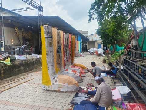 अंबाला कैंट के ग्रेस पैलेस में आगरा निवासी वीरू पुतले तैयार करते हुए: संवाद
