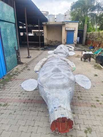 अंबाला कैंट के ग्रेस पैलेस में आगरा निवासी वीरू पुतले तैयार करते हुए: संवाद