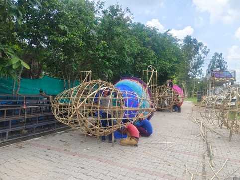 अंबाला कैंट के ग्रेस पैलेस में आगरा निवासी वीरू पुतले तैयार करते हुए: संवाद