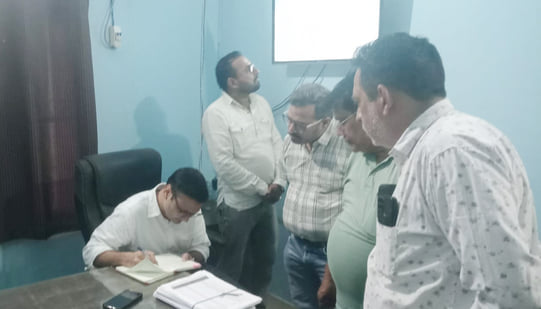 बीडीपीओ कार्यालय का निरीक्षण करते हुए एसडीएम आकाश शर्मा। सूचना विभाग। बीडीपीओ कार्यालय का निरीक्षण करते हुए एसडीएम आकाश शर्मा। सूचना विभाग।