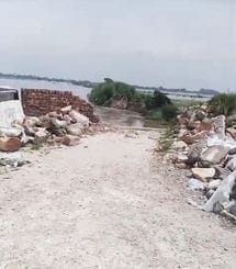 -बाढ़ से कटा गढ़ेवा-सिकठियापुर के बीच गंगा नदी पुल का पहुंच मार्ग। संवाद -बाढ़ से कटा गढ़ेवा-सिकठियापुर के बीच गंगा नदी पुल का पहुंच मार्ग। संवाद
