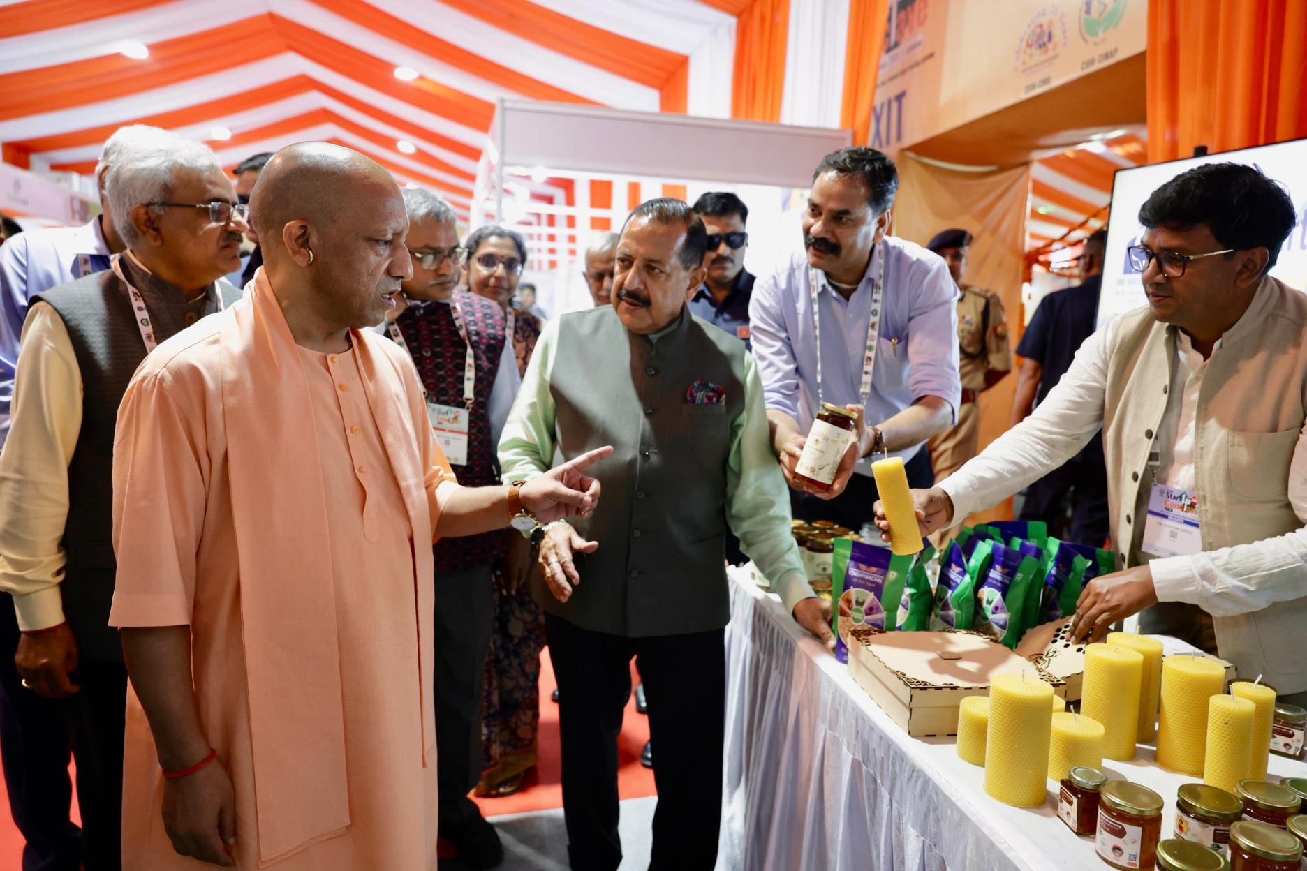 एनबीआरआई में आयोजित सीएसआईआर-स्टार्टअप कॉन्क्लेव 2025 के समापन अवसर पर मौजूद सीएम योगी आदित्यना