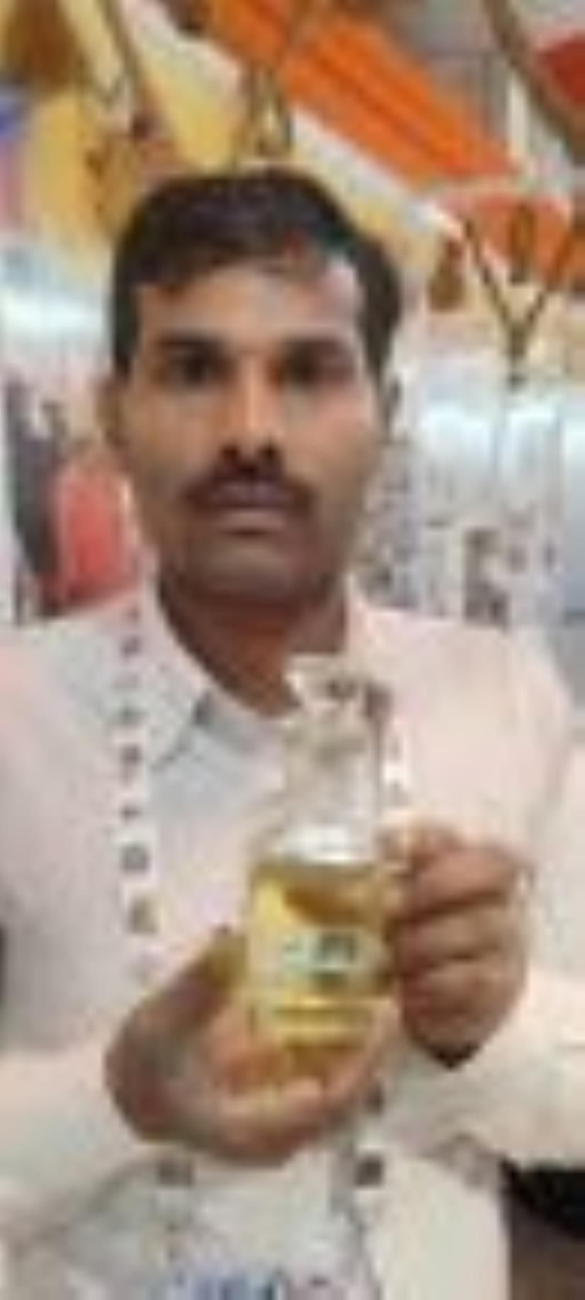 एनबीआरआई परिसर में अपने नवाचारों के साथ स्टॉलधारक।