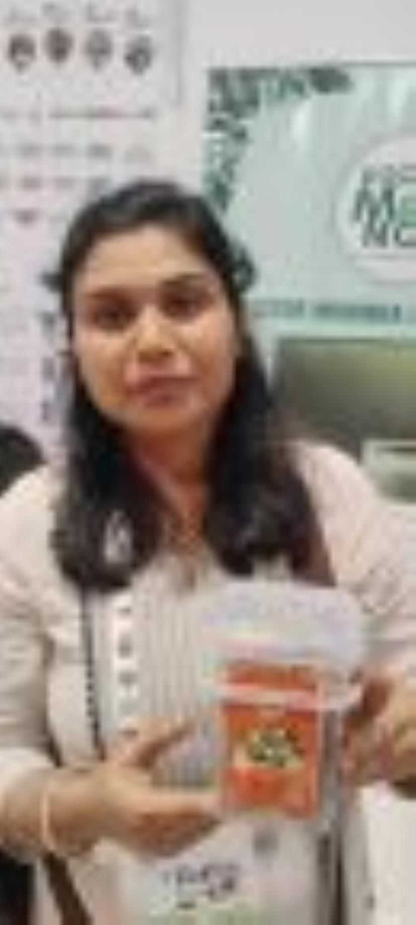 एनबीआरआई परिसर में अपने नवाचारों के साथ स्टॉलधारक।