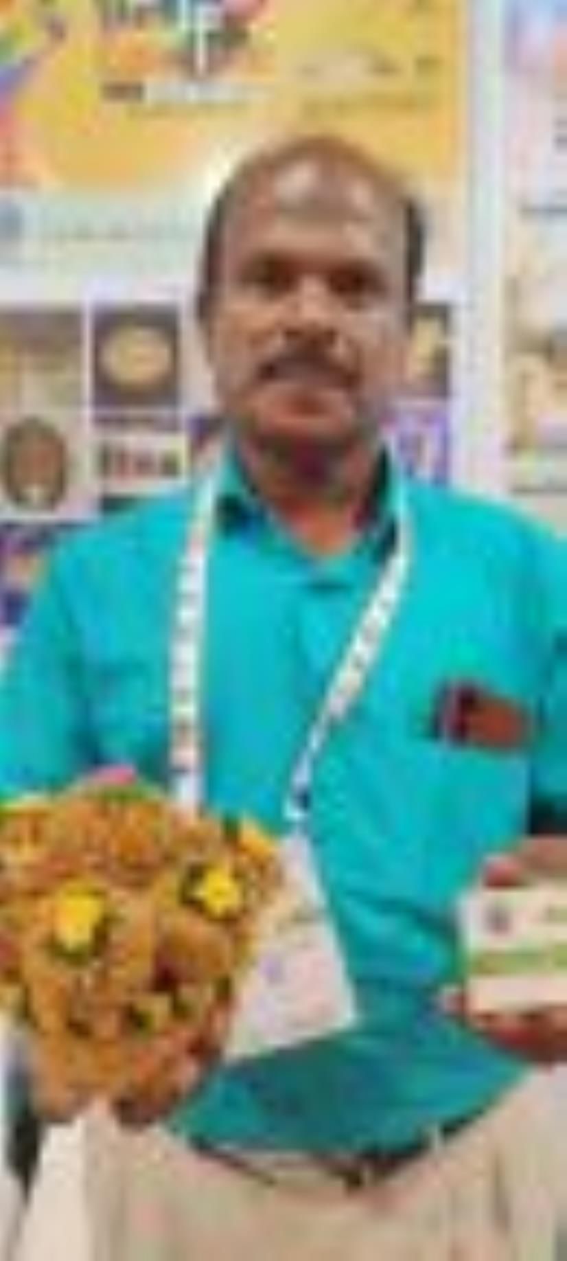एनबीआरआई परिसर में अपने नवाचारों के साथ स्टॉलधारक।