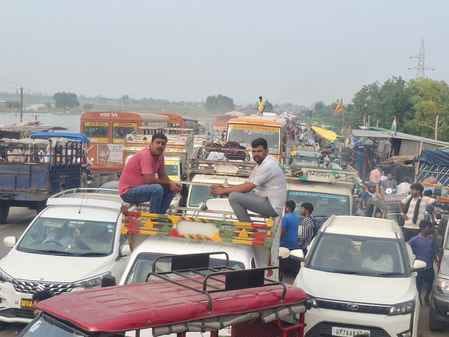 फोटो-12, इटवा-बरेली हाईवे पर जाम में फंसे वाहन। संवाद फोटो-12, इटवा-बरेली हाईवे पर जाम में फंसे वाहन। संवाद