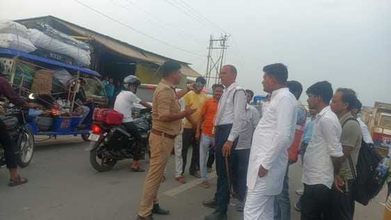 फोटो-12, इटवा-बरेली हाईवे पर जाम में फंसे वाहन। संवाद फोटो-12, इटवा-बरेली हाईवे पर जाम में फंसे वाहन। संवाद