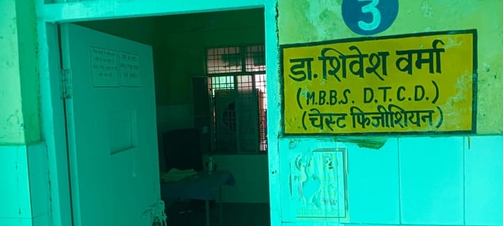 फोटो-13-जिला अस्पताल में ओपीडी पर्चा काउंटर पर बिना बिजली के लाइन में लगे मरीज। संवाद फोटो-13-जिला अस्पताल में ओपीडी पर्चा काउंटर पर बिना बिजली के लाइन में लगे मरीज। संवाद