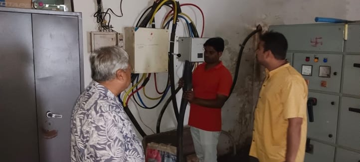 फोटो-13-जिला अस्पताल में ओपीडी पर्चा काउंटर पर बिना बिजली के लाइन में लगे मरीज। संवाद फोटो-13-जिला अस्पताल में ओपीडी पर्चा काउंटर पर बिना बिजली के लाइन में लगे मरीज। संवाद