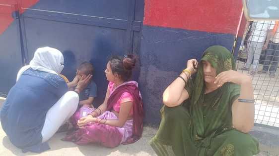 फोटो 15 एचएएमपी 10= जेल के सामने जाम लगाए मृतक बंदी के परिजन व ग्रामीण। संवाद